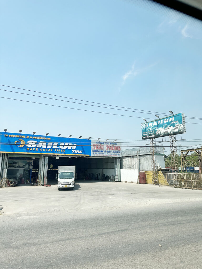 ベトナム郊外にあるSAILUNタイヤ販売店