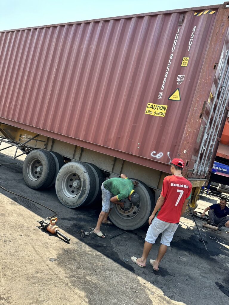 車両整備やタイヤ交換作業を見学